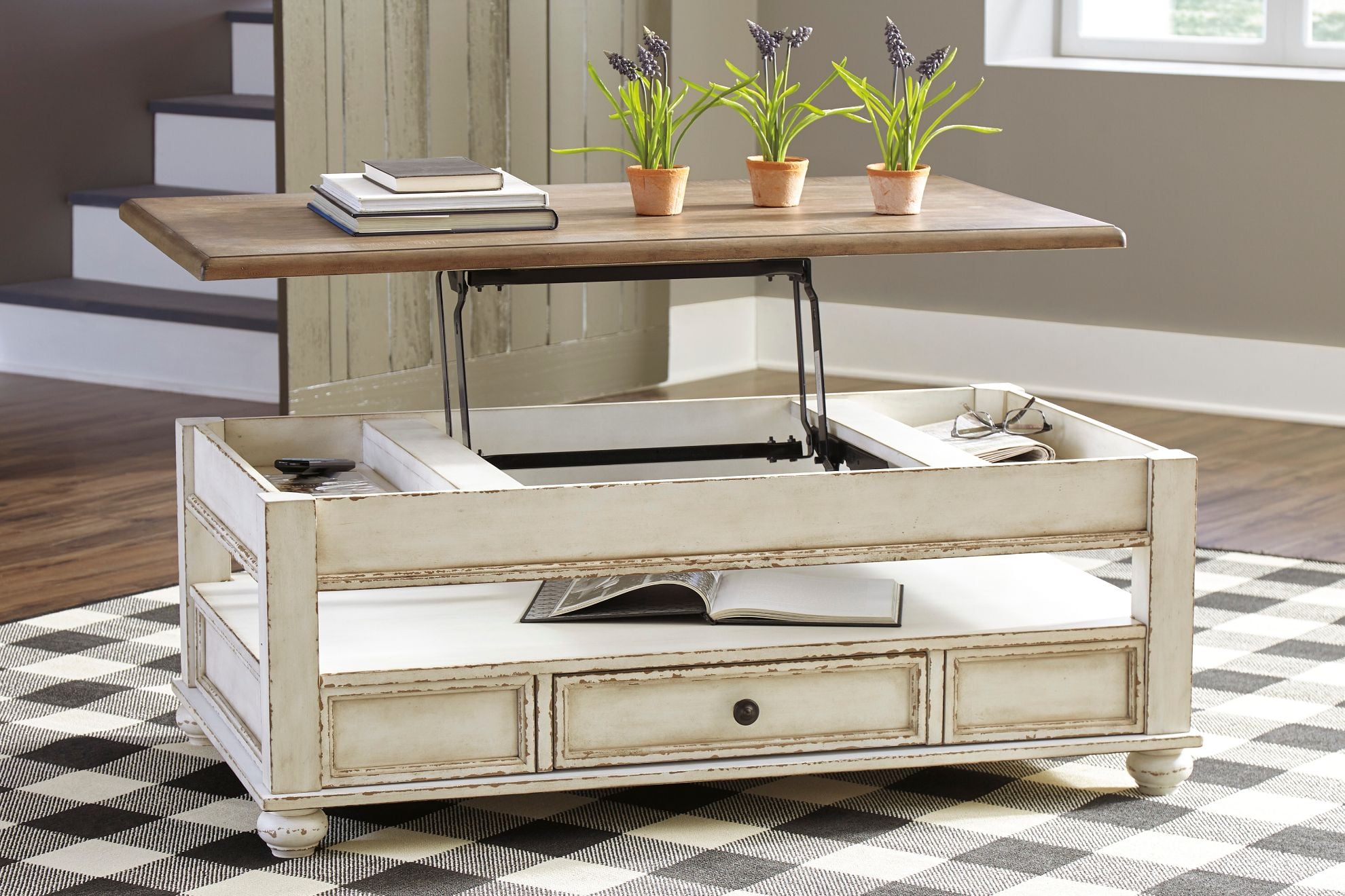 Realyn Lift Top Cocktail Table | The Furniture Mart