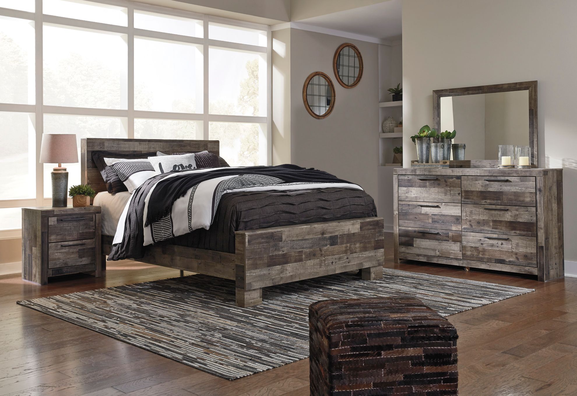 Derekson Queen Panel Bedroom Set