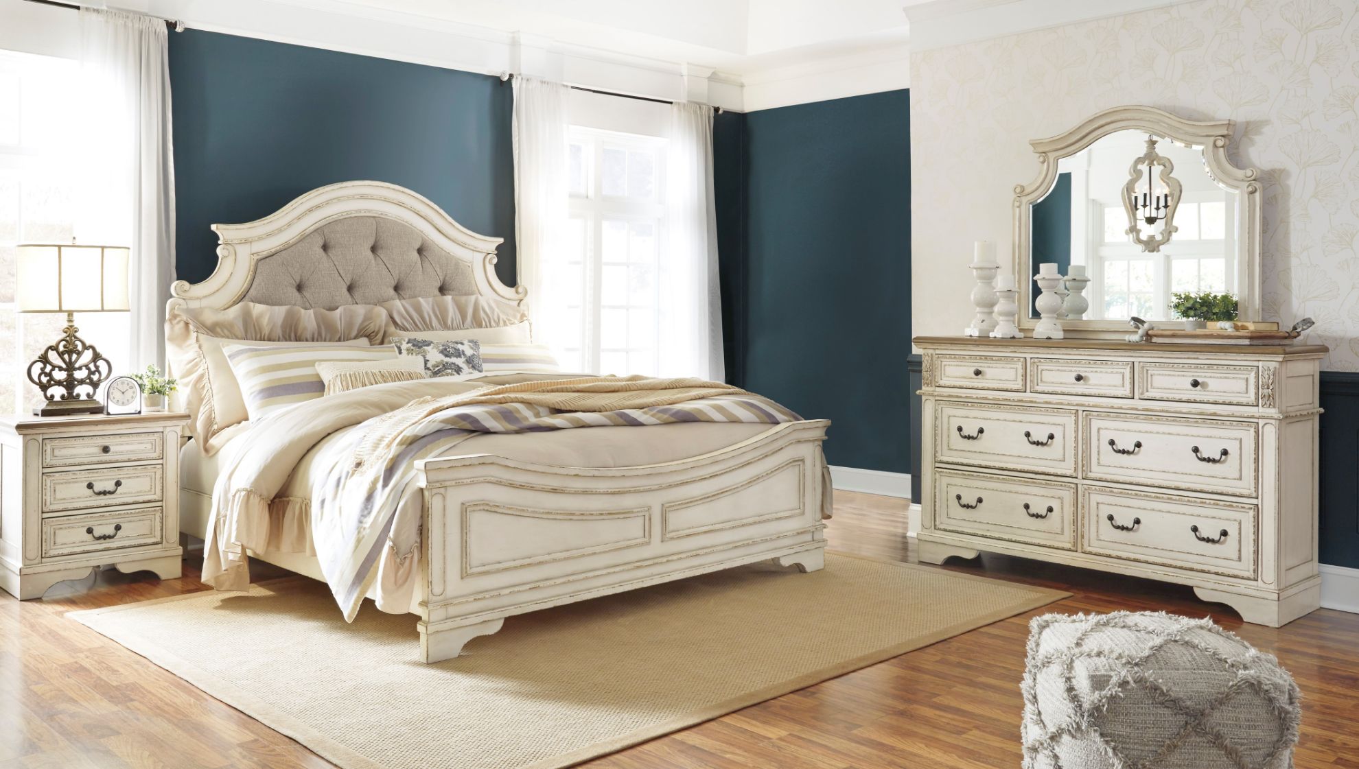 Realyn Queen Bedroom Set