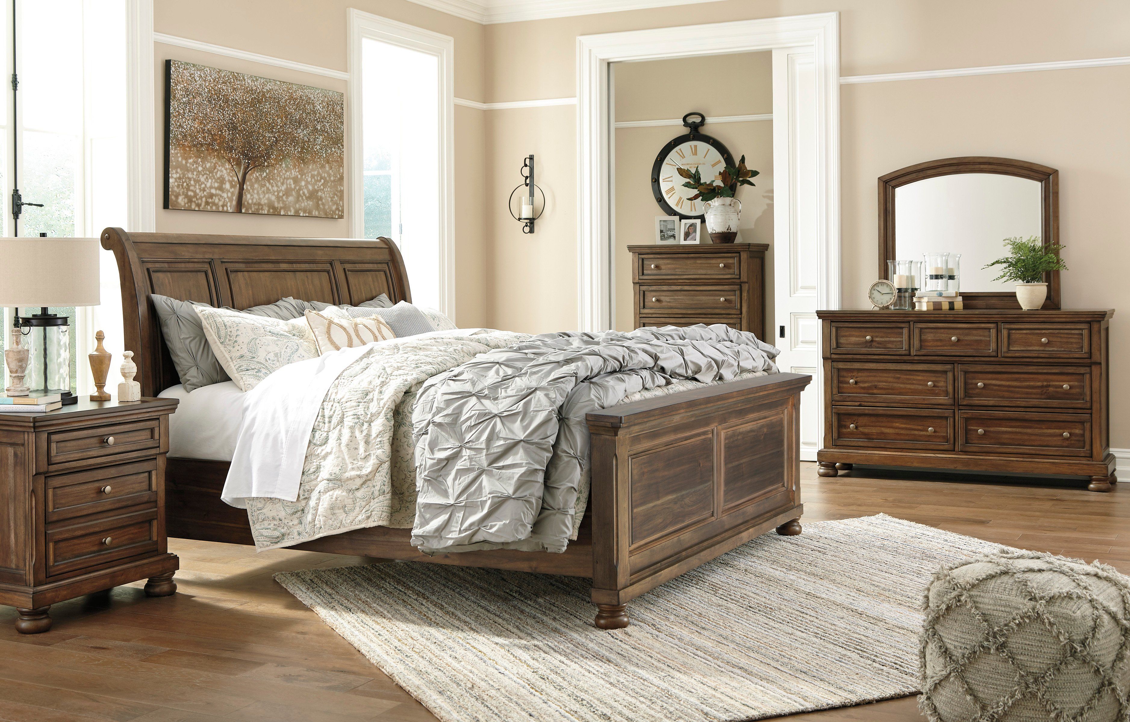 Flynnter King Sleigh Bedroom Set