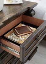 Picture of Maylee Queen Bedroom Set