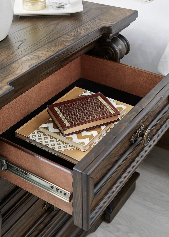 Picture of Maylee Queen Bedroom Set